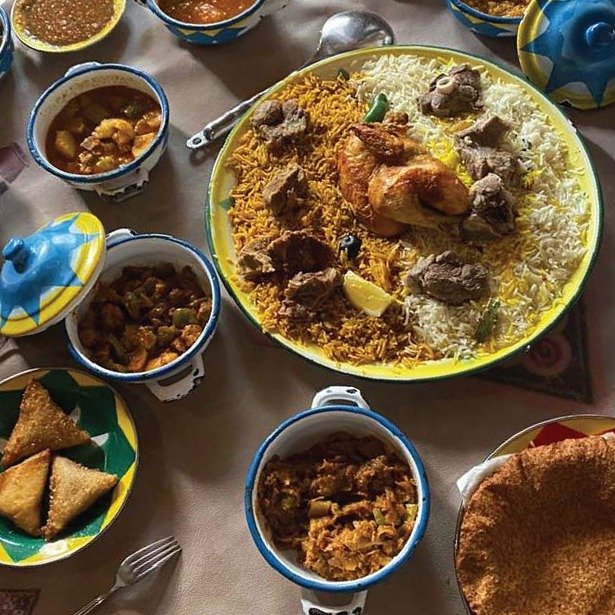 مائدة سعودية بأطباق أرز ولحم ومقبلات