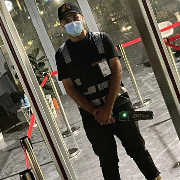 نقطة تفتيش عند مدخل فعالية مع جهاز كشف يدوي