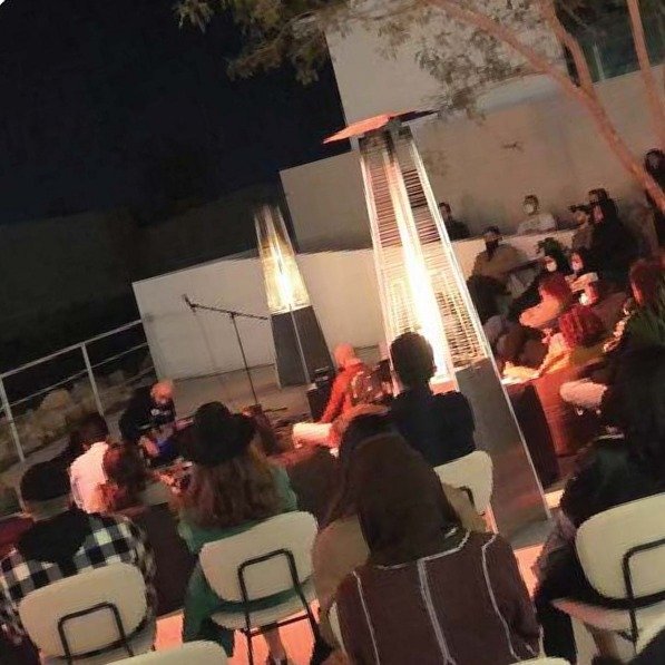 جلسة مسائية للضيوف حول مدفآت خارجية