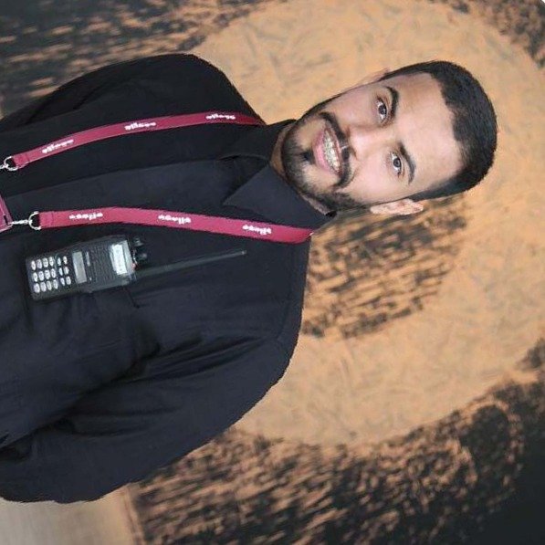 أحد أفراد الفريق وبحوزته جهاز اتصال لاسلكي