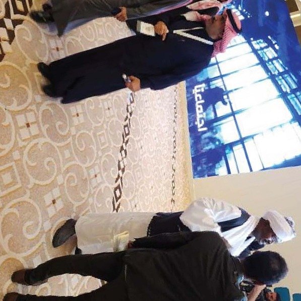 مضيفون يستقبلون الضيوف في بهو فندق