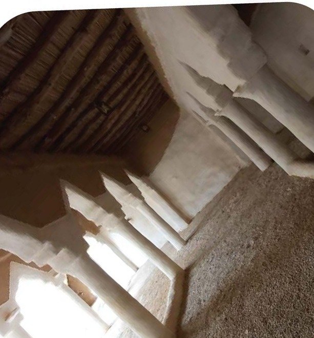 ديكور جصّي بدرج داخلي داخل صالة عرض