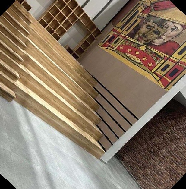 درج خشبي أمام جدارية مرسومة داخل معرض