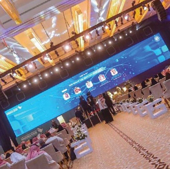 قاعة عشاء بشاشة LED ممتدة خلف المنصة