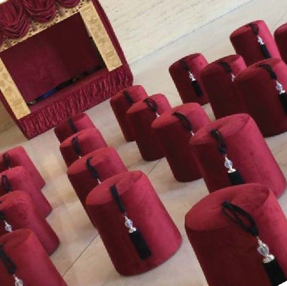 مسرح بمقاعد مخملية حمراء وستارة جانبية