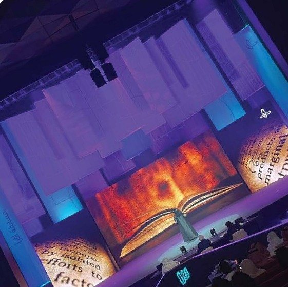 مسرح بخلفية مطبوعة وإضاءة زرقاء دافئة
