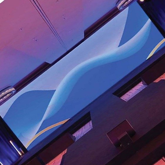 شاشة LED منحنية تعرض خلفية متدرجة