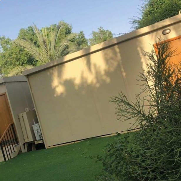 وحدة دورات مياه متنقلة في حديقة