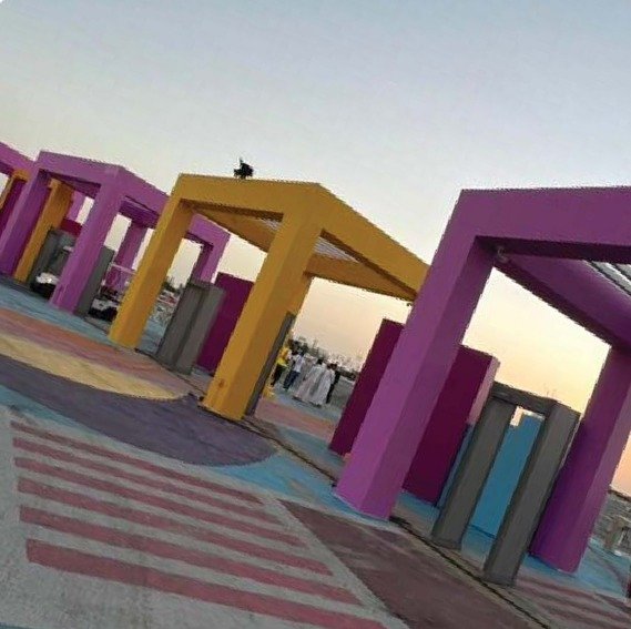 بوابات خشبية ملوّنة على ممر خارجي