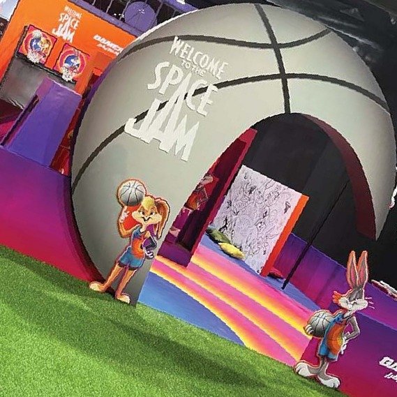 مدخل على هيئة كرة سلة عملاقة بممر ملوّن